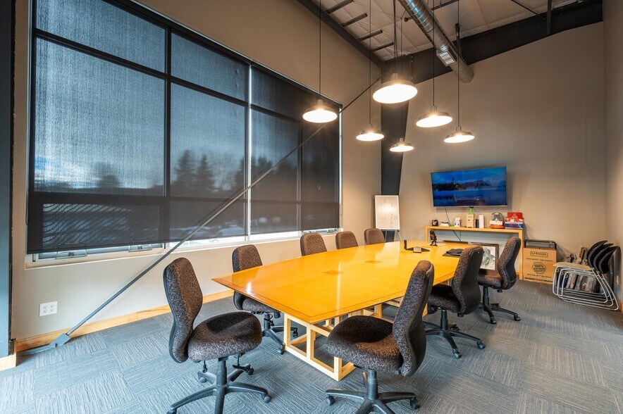 More Photos Of 913 Squalicum Way, Bellingham Distribution For Lease