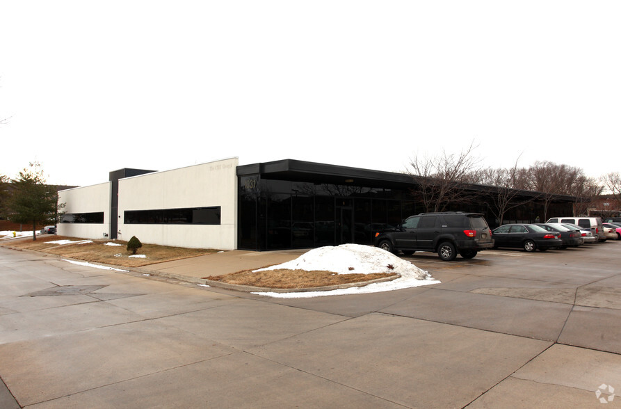 Primary Photo Of 1031 Office Park Rd, West Des Moines Medical For Lease