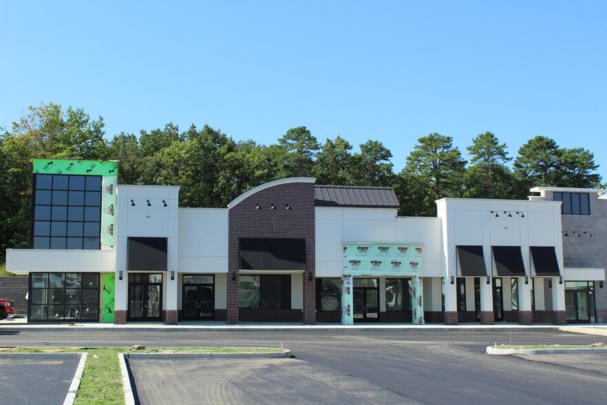 More Photos Of 10 America Ave, Lakewood Freestanding For Lease