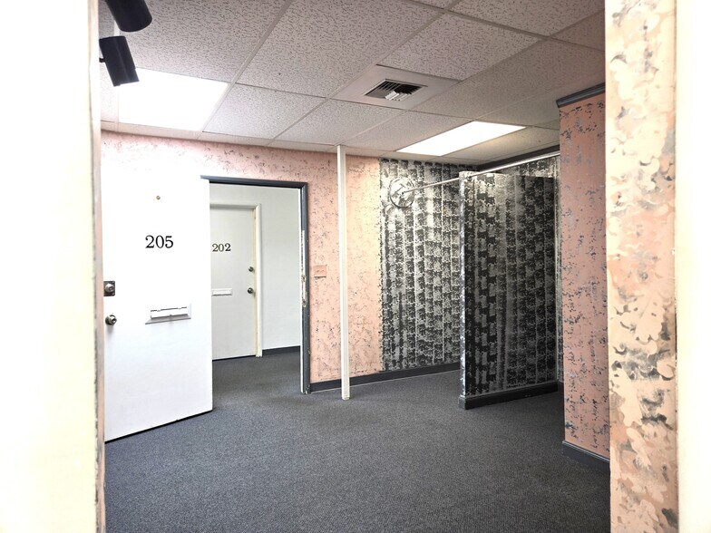 More Photos Of 7109 Woodlawn Ave NE, Seattle Storefront Retail Office For Lease