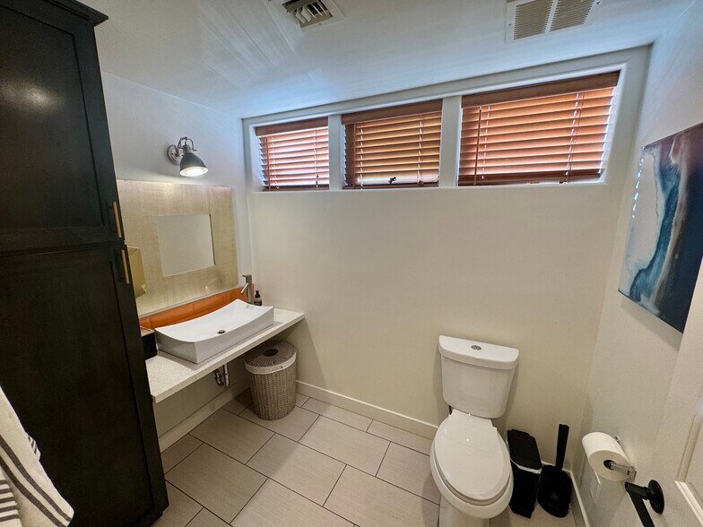 More Photos Of 51 E Monterey Way, Phoenix Medical For Lease