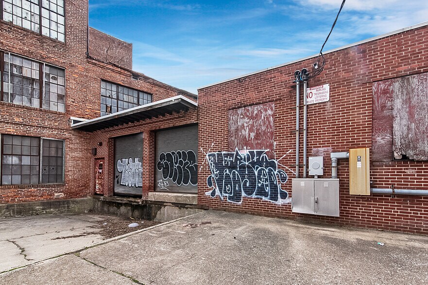 More Photos Of 804 N Franklintown Rd, Baltimore Warehouse For Sale