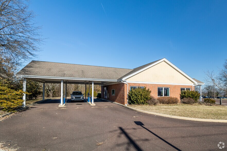 More Photos Of 835 Lawn Ave, Sellersville Bank For Lease