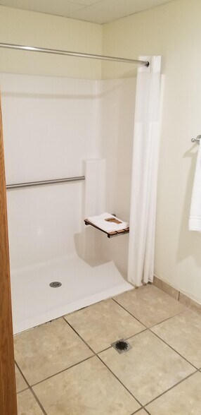 More Photos Of 5015 Ridgeway Dr, Harlan Hotel For Sale