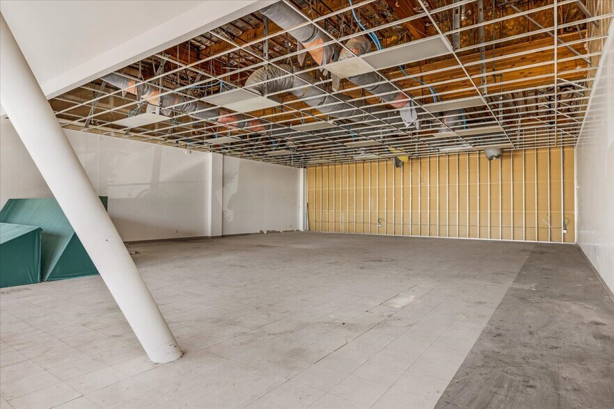 More Photos Of 3730-3780 N Blackstone Ave, Fresno Unknown For Lease