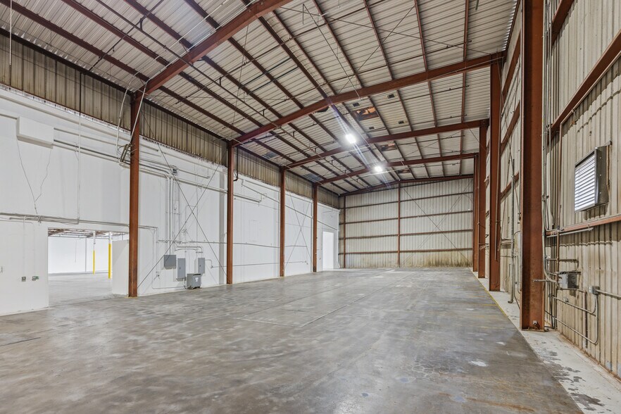 More Photos Of 12224 Montague St, Pacoima Distribution For Lease