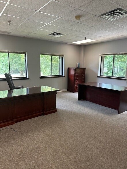 More Photos Of 40 Ramland Rd, Orangeburg Office For Lease