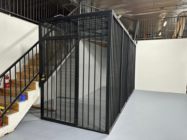 More Photos Of 20821 Dearborn St, Chatsworth Warehouse For Sale