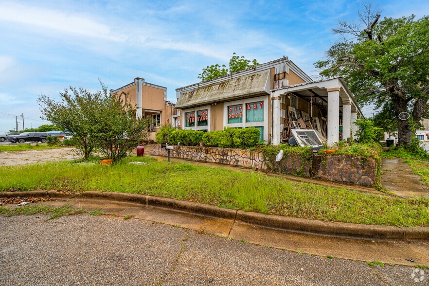 More Photos Of 110 W Valentine St, Tyler General Retail For Sale