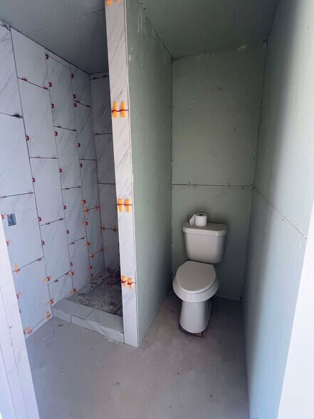 More Photos Of 114 Historic Old Hwy 90, San Antonio Flex For Sale