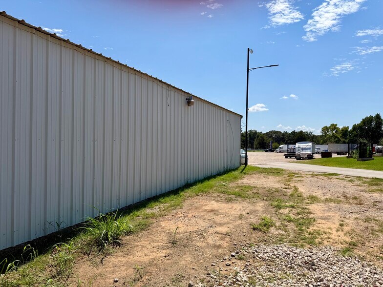 More Photos Of 15844 State Highway 31 W, Tyler Service For Sale