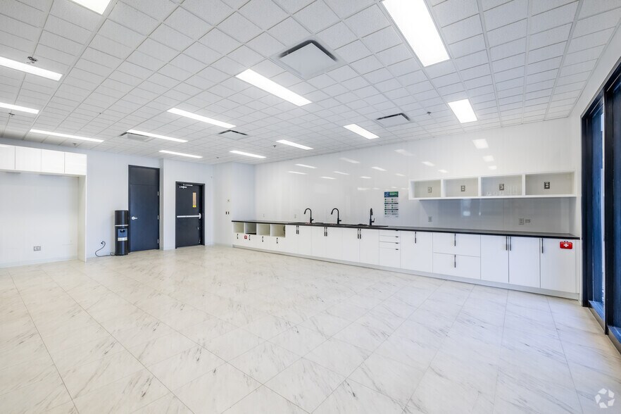 More Photos Of 4255 Boul Lapinière, Brossard Office For Lease