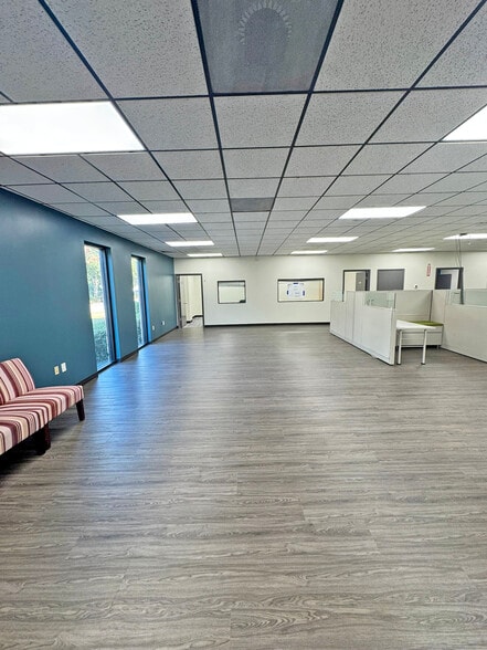 More Photos Of 5040 Tampa West Blvd, Tampa Warehouse For Sale