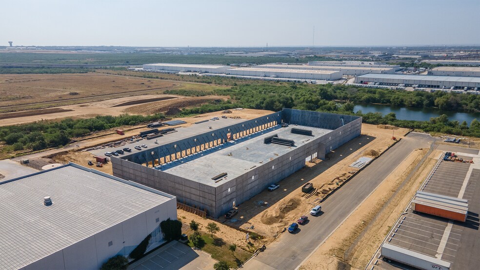 More Photos Of 9001 Killam Industial Blvd, Laredo Distribution For Lease