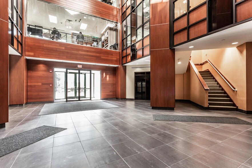 More Photos Of 4030 Vincennes Rd, Indianapolis Office For Lease