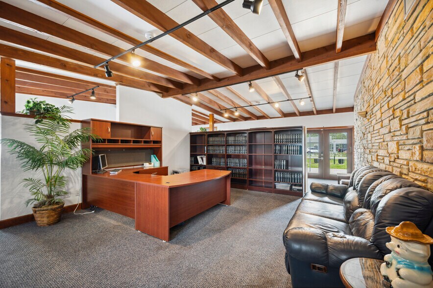 More Photos Of 304 Doris Dr, Lakeland Medical For Sale