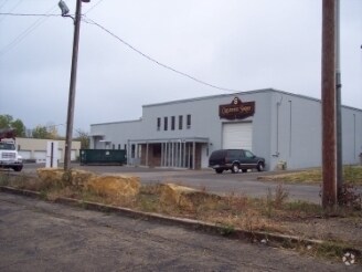 More Photos Of 2910 S Kansas Ave, Topeka Showroom For Lease