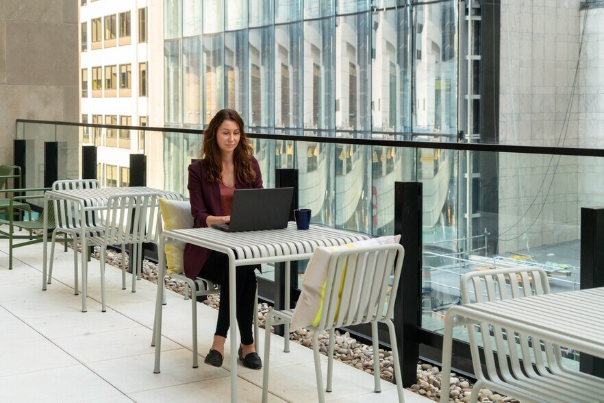 More Photos Of 320 Bay St, Toronto Office For Lease