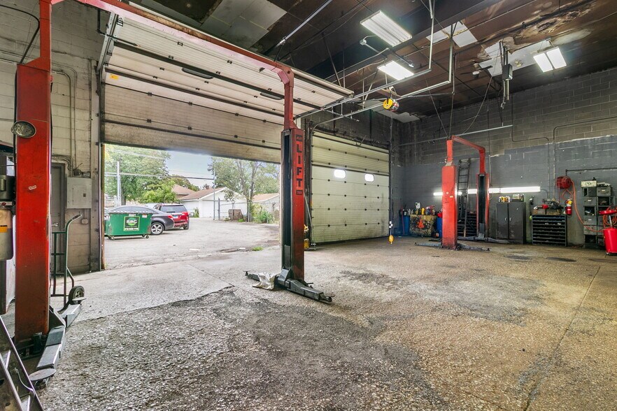 More Photos Of 1825 S 17th Ave, Broadview General Retail For Sale