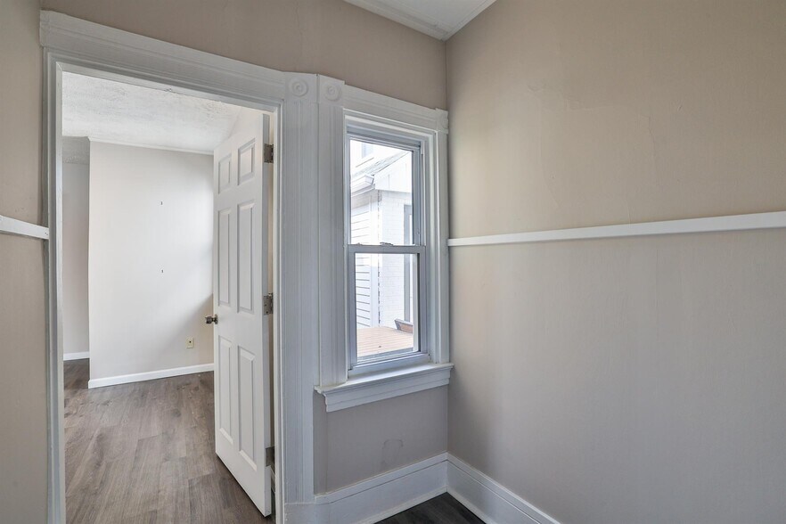 More Photos Of 2007 Madison Rd, Cincinnati Storefront For Sale