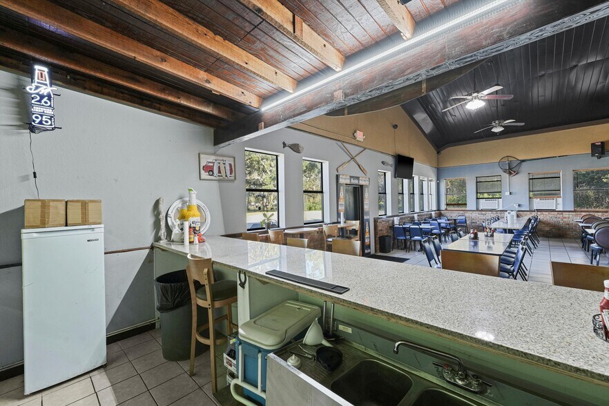 More Photos Of 918 W Plantation Dr, Clute Restaurant For Sale