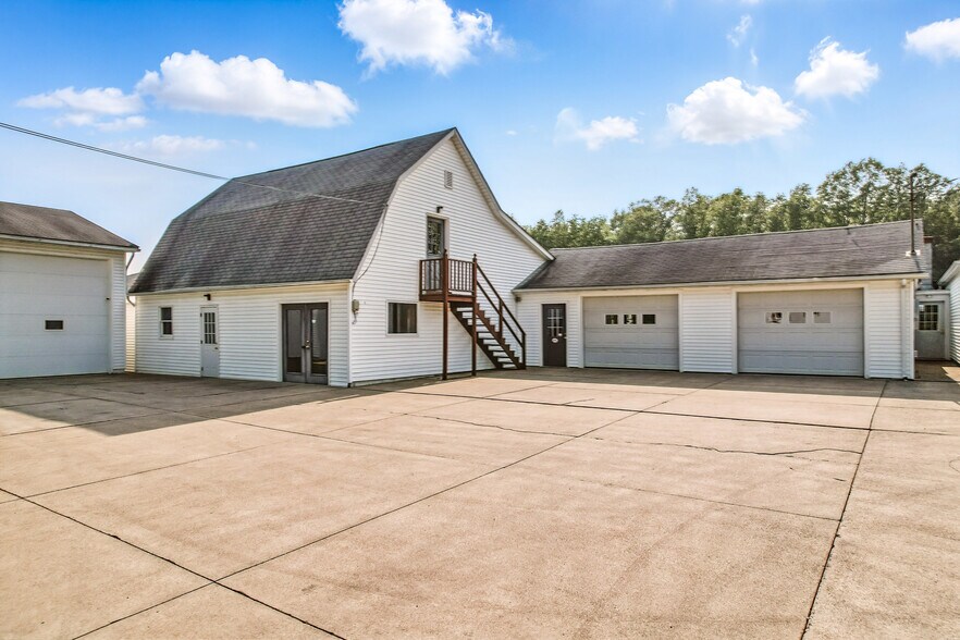 More Photos Of 4085 / 4086 State Route 422, Southington Showroom For Sale