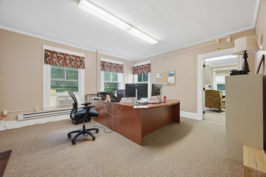More Photos Of 1 Sylvandale Rd, Lisbon Office For Sale