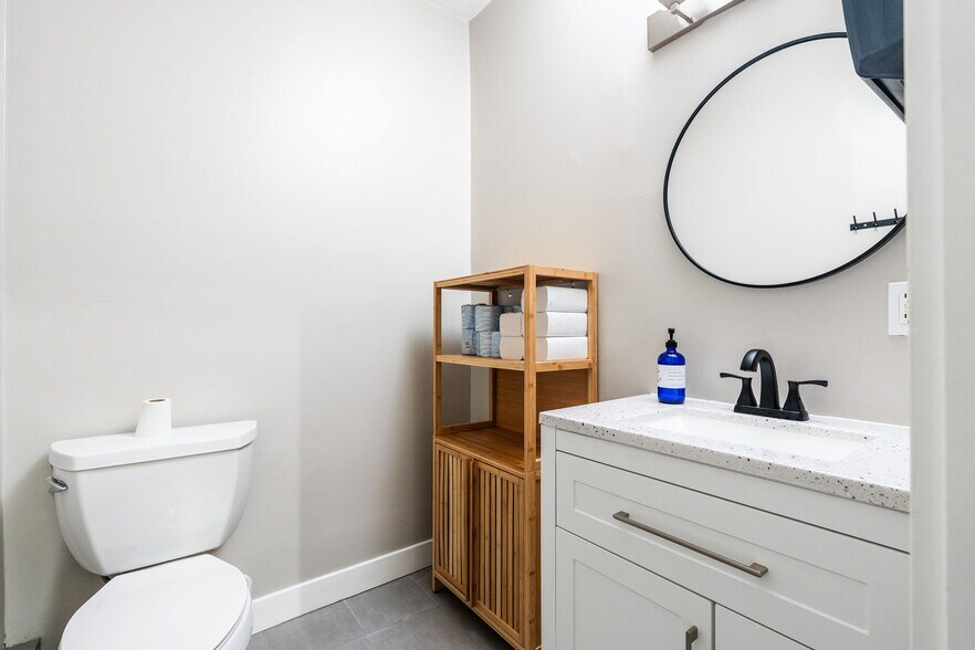 More Photos Of 723-727 N Fairfax Ave, Los Angeles General Retail For Lease