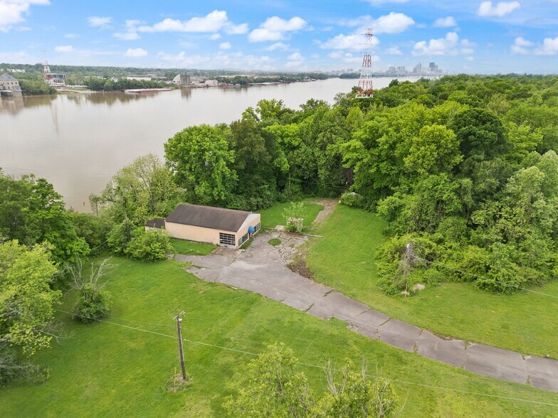 More Photos Of 2000 Utica Pike, Jeffersonville Marina For Sale