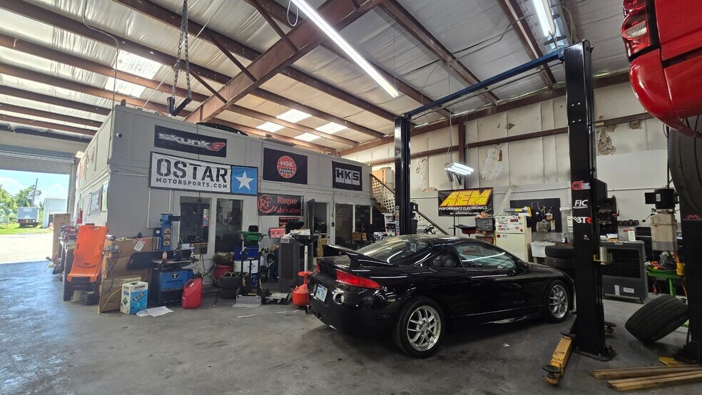More Photos Of 10780 47th St N, Clearwater Warehouse For Lease