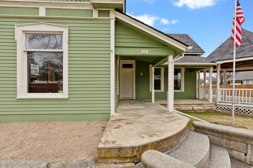 More Photos Of 512 N Travis St, Granbury Hospitality For Sale