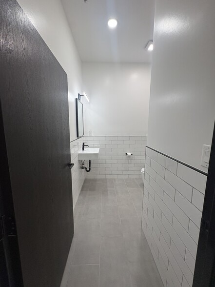 More Photos Of 12628 Raymer St, North Hollywood Warehouse For Lease