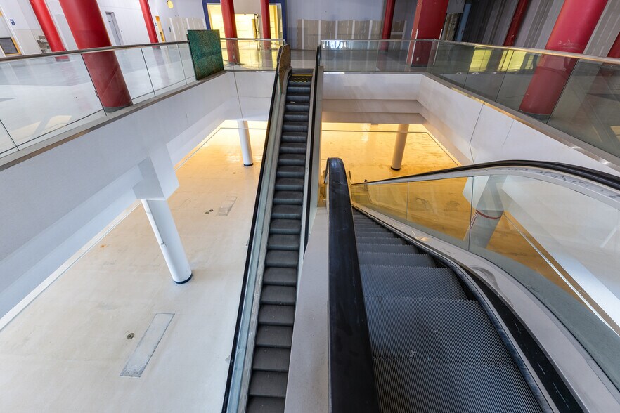 More Photos Of 2700 Miamisburg Centerville Rd, Dayton Department Store For Lease