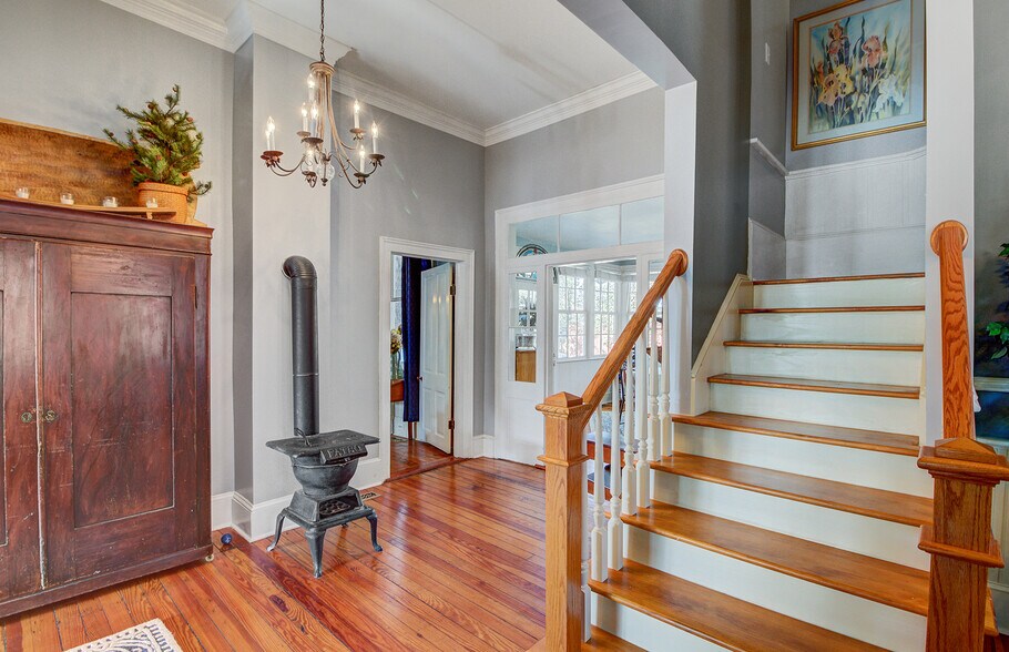 More Photos Of 112 S Magnolia St, Summerville Office Residential For Lease