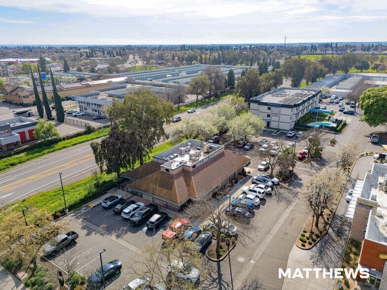 More Photos Of 1530 E Main St, Woodland Restaurant For Sale