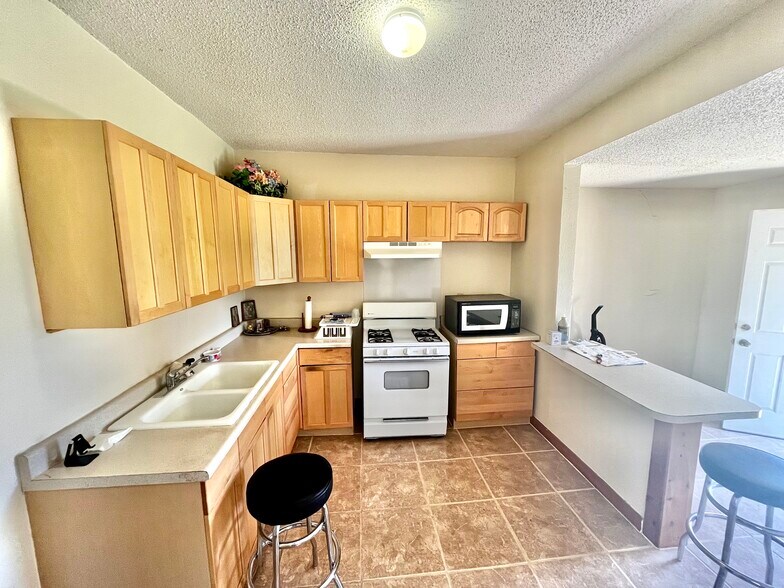 More Photos Of 215 N Broadway St, Post Hotel For Sale