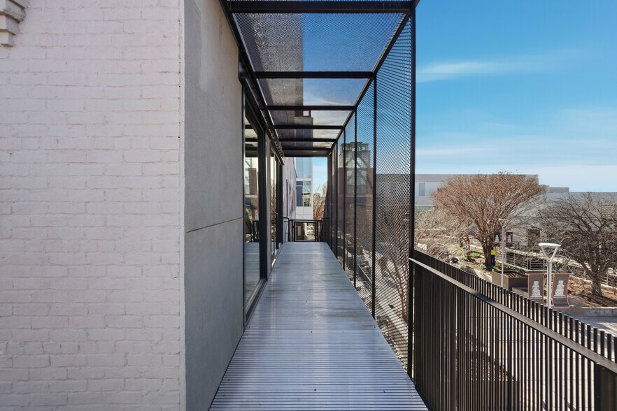 More Photos Of 1 W Mountain St, Fayetteville Office For Lease