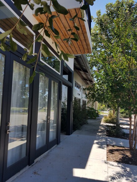 More Photos Of 1147 N Academy Ave, New Braunfels General Retail For Lease