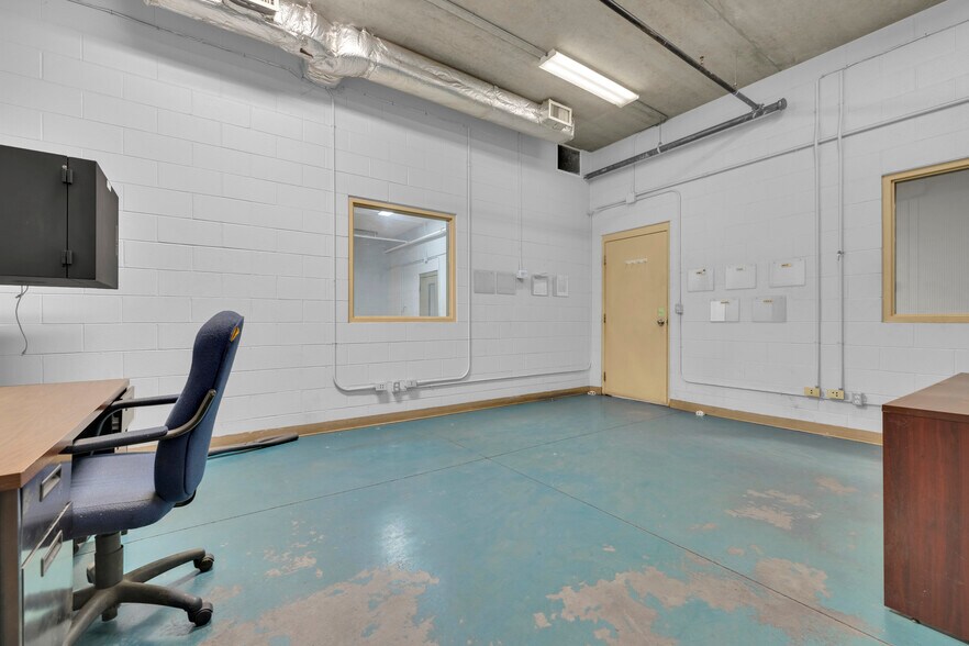 More Photos Of 599 Sprucewood Ave, Windsor Warehouse For Lease