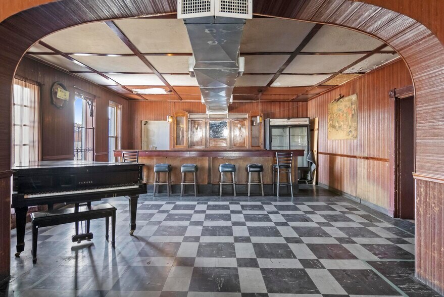 More Photos Of 24 E 3rd St, Newport Bar For Sale