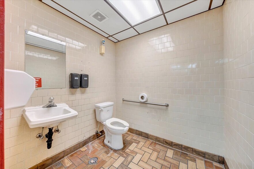 More Photos Of 1000 Electric Rd, Salem Convenience Store For Sale