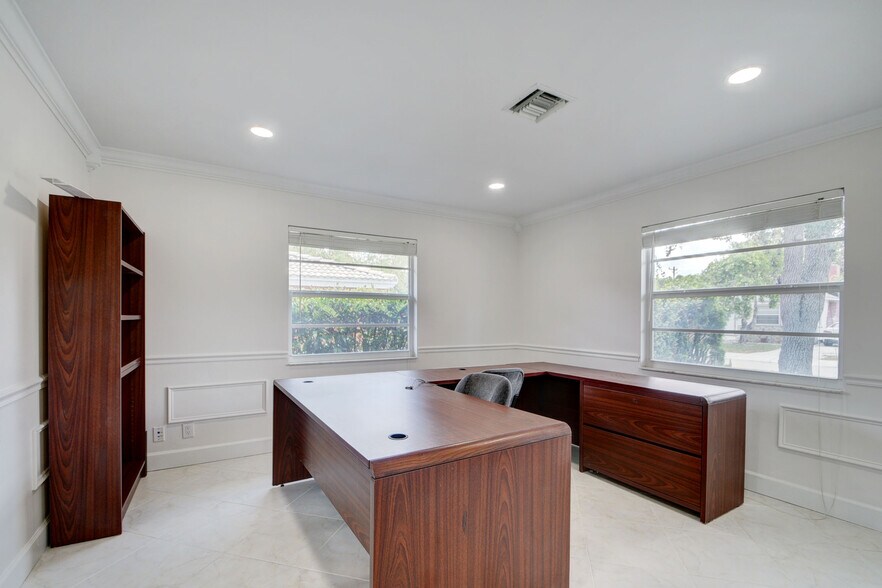 More Photos Of 830 N Federal Hwy, Lake Worth Office For Lease