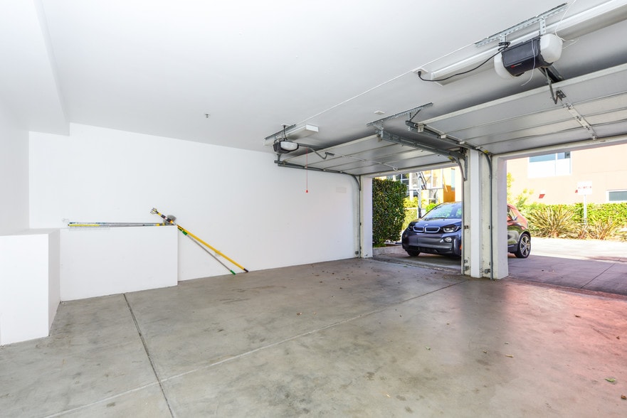 More Photos Of 2100 Abbot Kinney Blvd, Venice Office For Lease