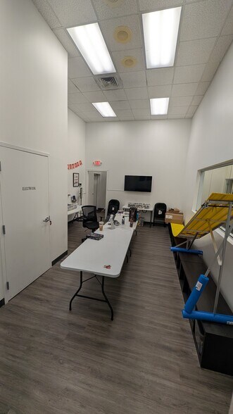 More Photos Of 2775 Tyrone Blvd N, Saint Petersburg General Retail For Lease