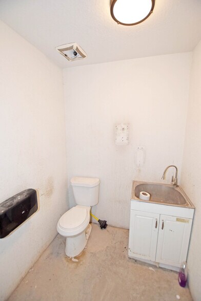 More Photos Of 305 E 57th St, Odessa Warehouse For Sale