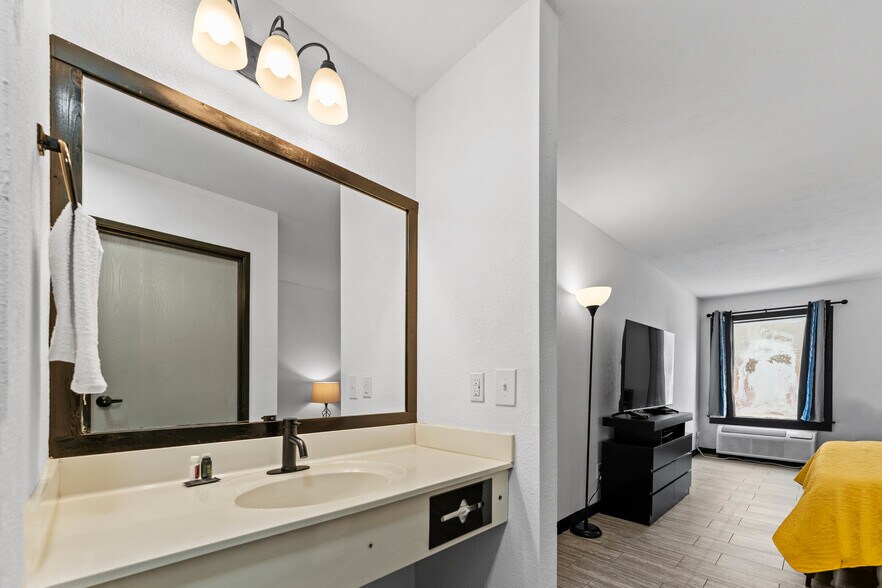 More Photos Of 53 Heritage St, Baxley Hotel For Sale