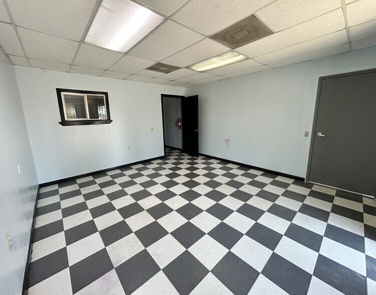 More Photos Of 4748 Sherwood Ln, Houston Warehouse For Lease
