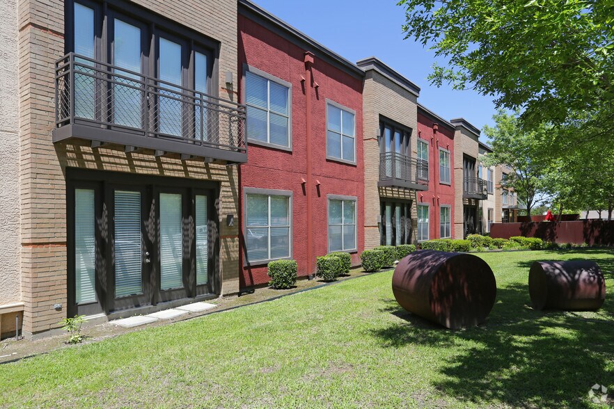 More Photos Of 2000 E Arapaho Rd, Richardson Apartments For Lease