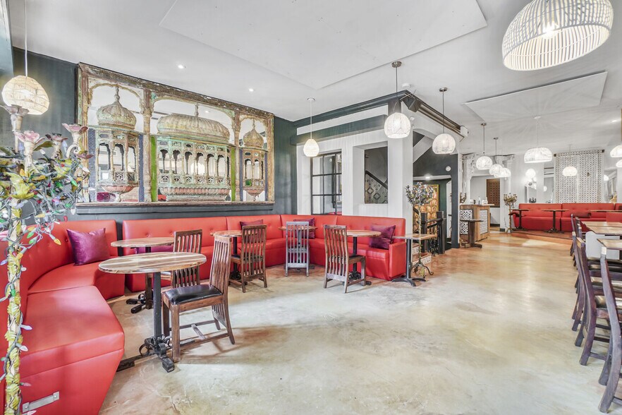 More Photos Of 1450 Rue Crescent, Montréal Restaurant For Lease