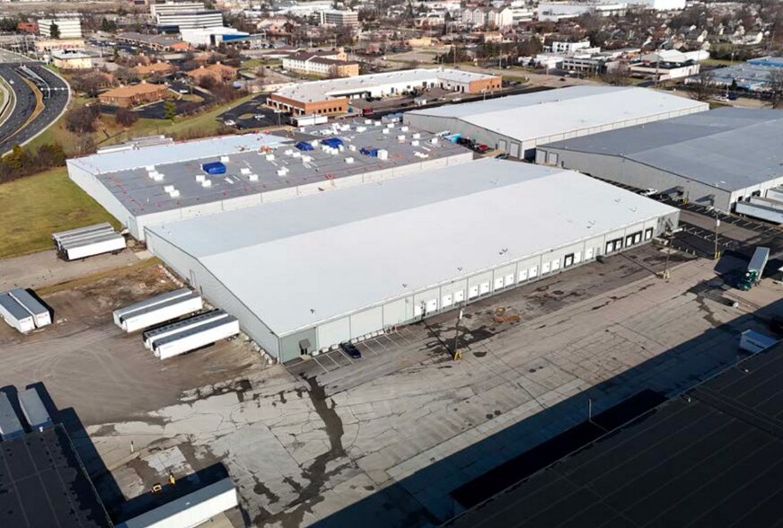 More Photos Of 11027 Kenwood Rd, Blue Ash Warehouse For Lease